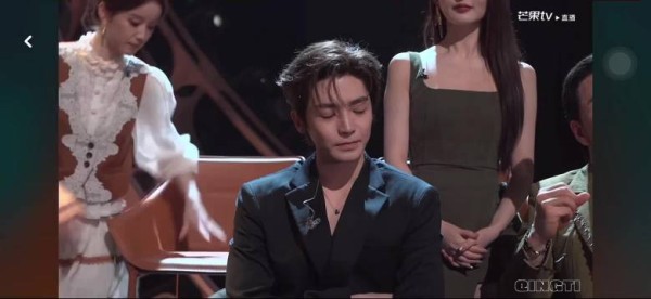 侯明昊获歌手直播首轮第一,当场紧张捂心口