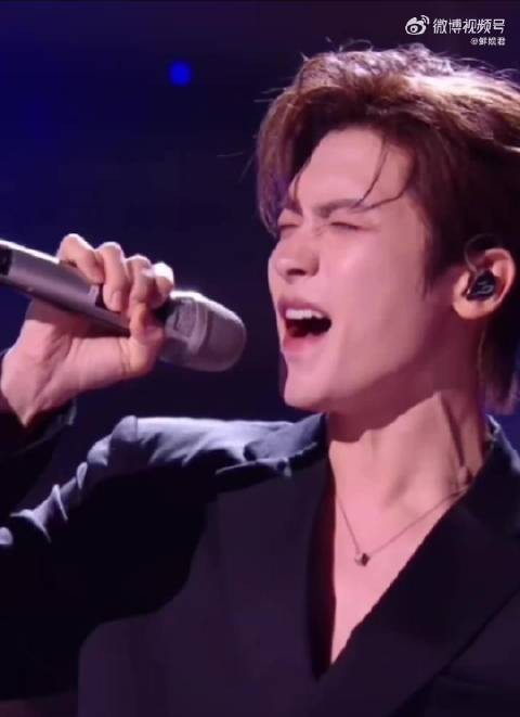 侯明昊歌声和脸一样能打哎,来给音综上强度了哈哈哈