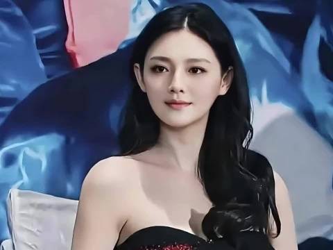 大s早期采访被主持人说是来宾里最优雅的，美丽的你花期短暂