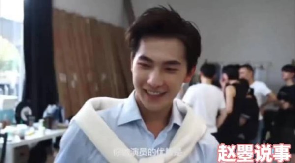 杨洋素颜出镜显板正精神面貌,不纹身坚守原则