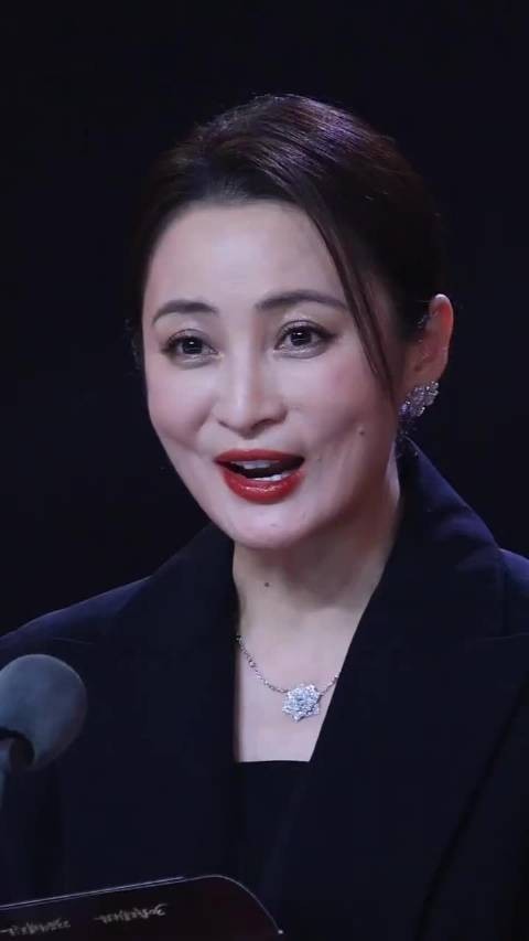 50岁蒋勤勤出席儿子毕业典礼状态惊艳