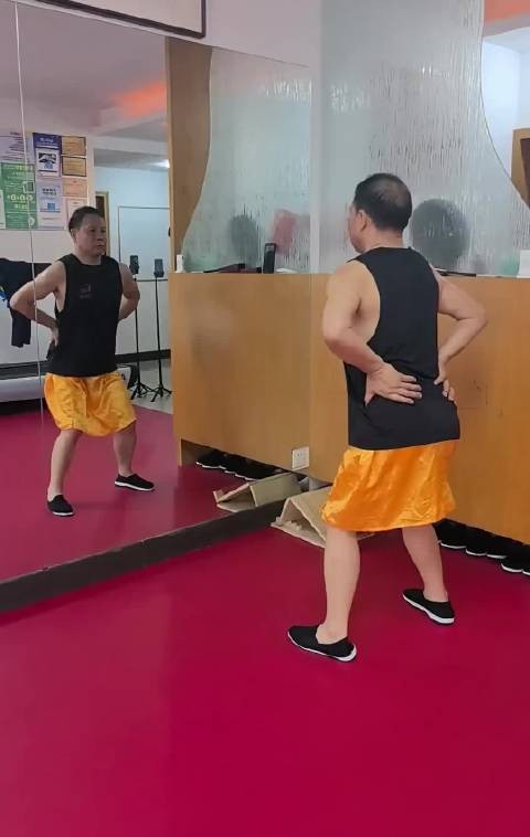 大爷不是一般人,跳的舞也挺特别