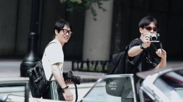 这个李现怎么会这么高精力!受邀去开球,一落地就被偶遇去扫街了