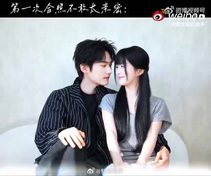 陆西骁稳稳抱住挽挽,小小一只依偎身旁,荧幕内外甜度双双在线