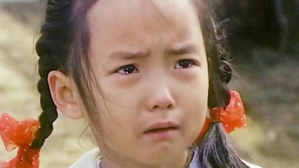 六岁女孩看见妈妈和陌生男人搂在一起,可那个人明明不是她爸爸