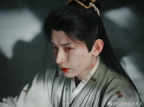 李莲花即使受伤，眼神中依然透露着不服输，倔强精神