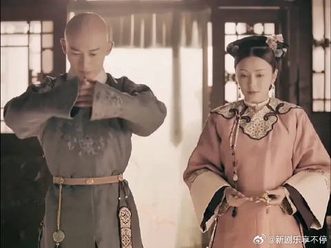 就是这个封建制度给她的责任和义务，把她束缚