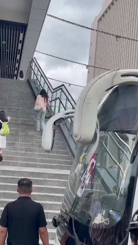 一步两个台阶 今晚比赛顺利呀