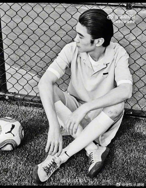 现在身形挺拔笔直，少年气质干净又清爽
