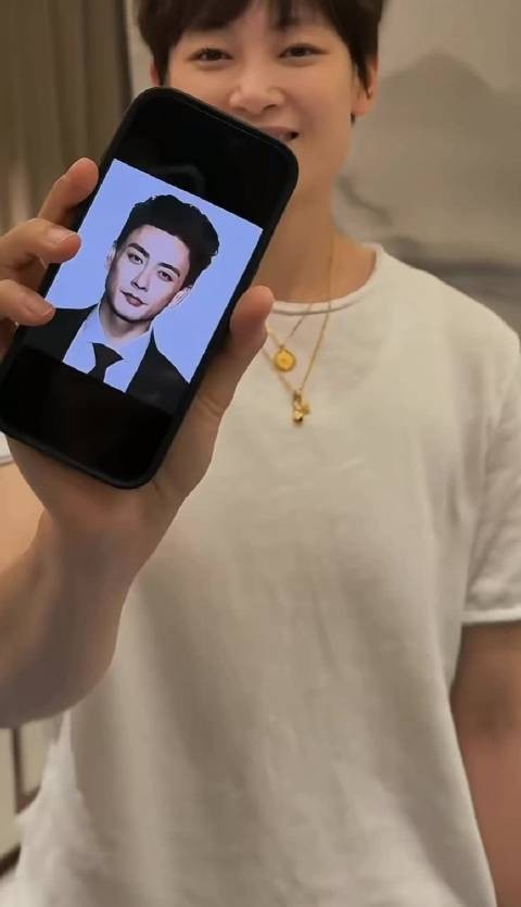 黄宗泽也是好起来了,能跟妞姐勾肩搭背拍视频