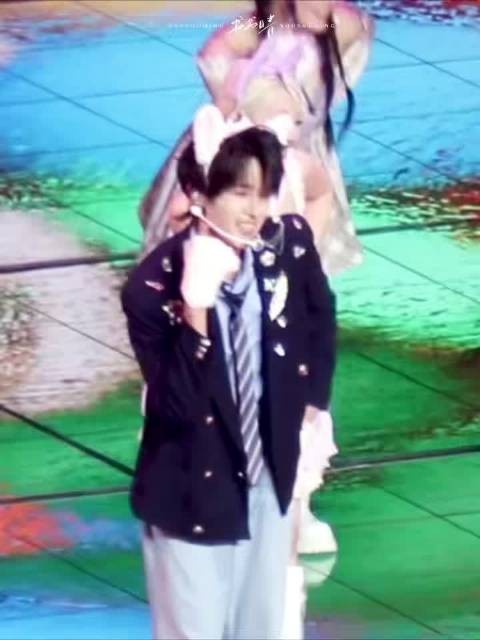 卓沅演唱会化身猫系男友,逗猫棒互动萌翻全场