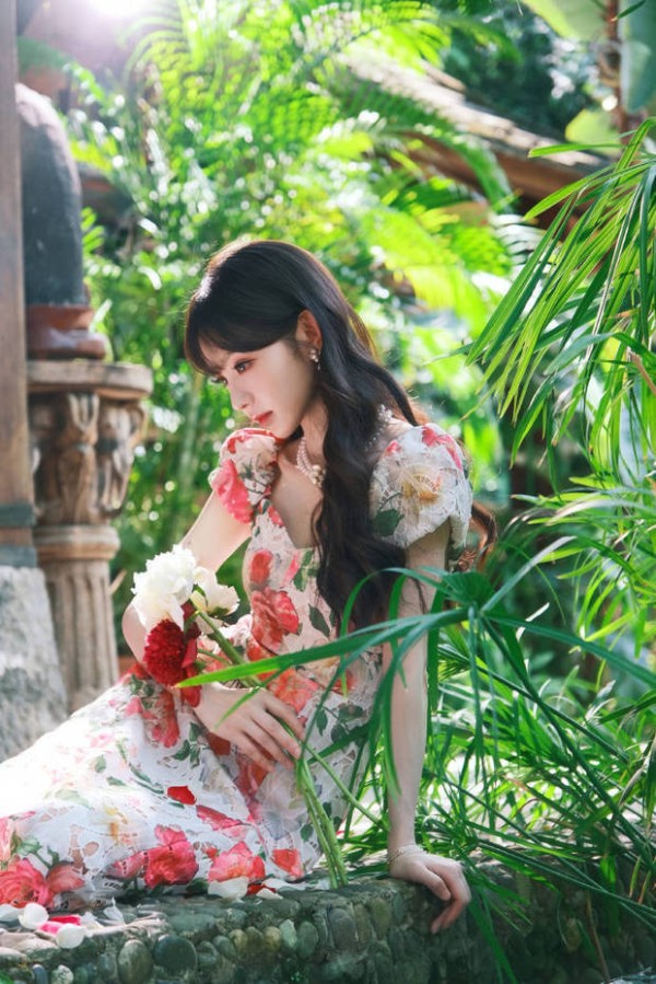 搜狐娱乐讯 近日,田曦薇一组美照释出。她身穿碎花长裙,一头慵懒卷发披肩,笑容甜美灿烂,文艺气息满满。