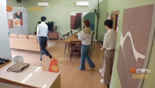 黄晓明提议男女混住引争议,王俊凯巧妙化解分房难题