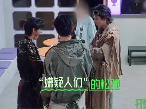 丁程鑫摸张凌赫腹肌表情惊讶