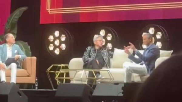 黄仁勋峰会现场接特朗普电话,开启免提交流