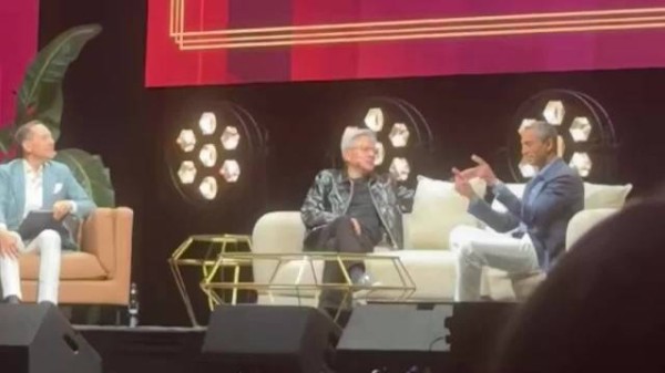 黄仁勋峰会现场接到特朗普来电