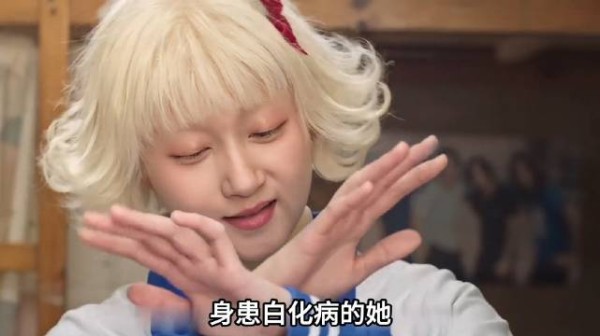 女孩天生白发饱受歧视,家人倾尽温柔护她一生安稳