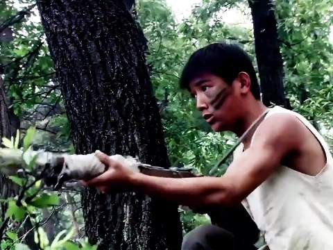 男孩仅凭一人之力便干掉鬼子整个炮兵阵地，这战斗力太爆表了