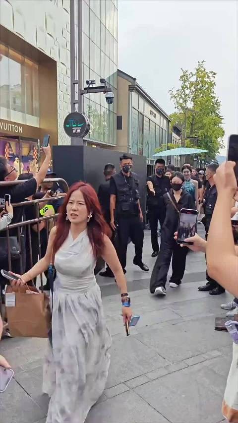 景甜确实漂亮，尤其在人堆里面