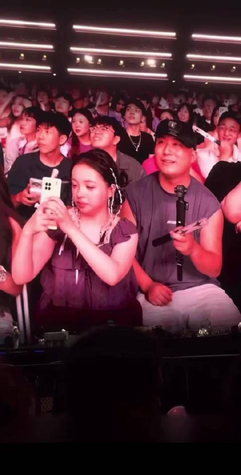 看到这些,我都不敢带别人老婆去看演唱会了!