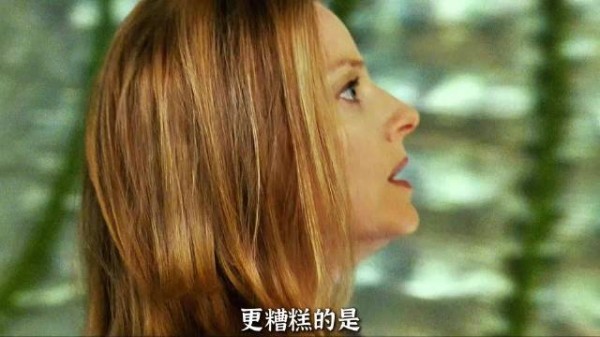 母亲按下引爆器,抱女儿从烈火中走出