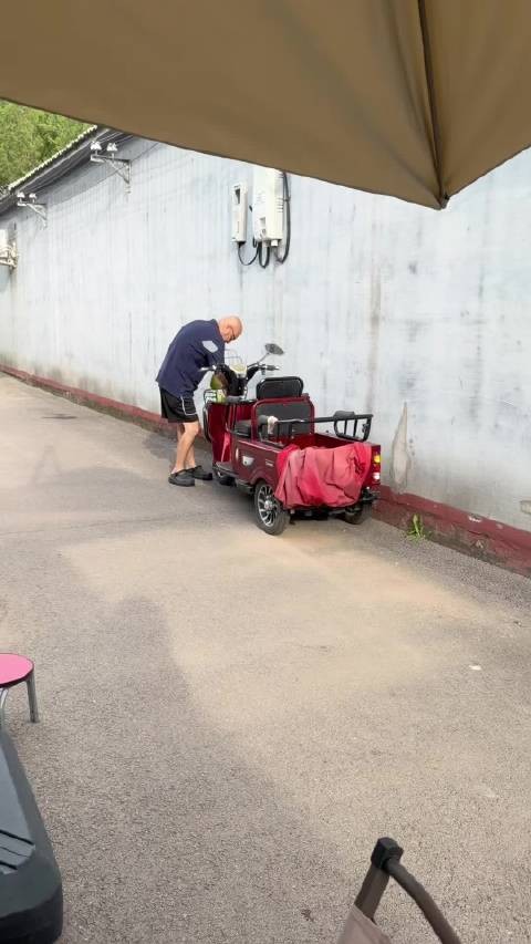 我们都从家里又回来山里了,这位要离家出走的老头儿也没走啊,再一次贴脸开大