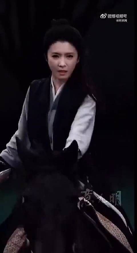 银鞍照白马，飒沓如流星
