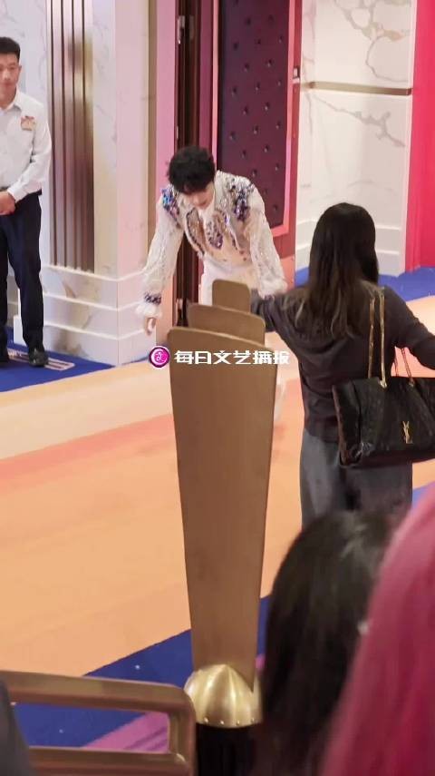 播报看现场|强如周深也险些被秋老虎打败!又唱又跳太热啦!