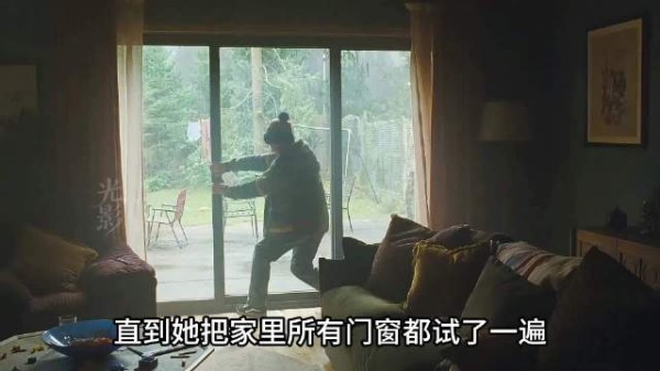 化妆后全家被困,门窗焊死手机失信号,玻璃自动修复