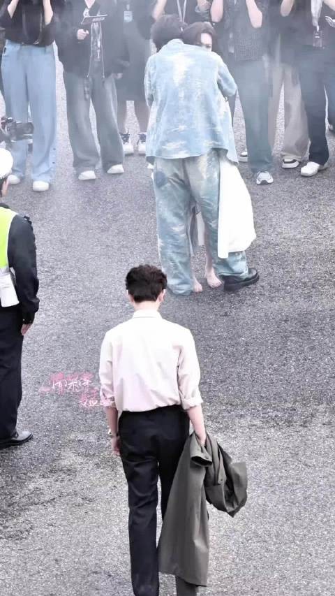 这段光脚跑戏质感十足,孟子义把急切的情感拿捏得恰到好处