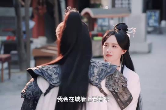 多年后再次重逢第一眼认出了她，无论发生什么他永远会为她兜底站在她身后