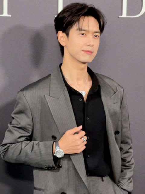 李现一袭深灰色西装亮相Cartier INTO THE WILD上海展览活动