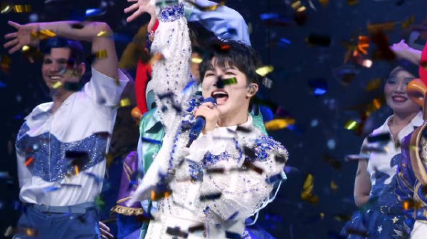 周深北京环球度假区五周年压轴演唱《奔赴超无限》CUT 满场跑唱的深深啊