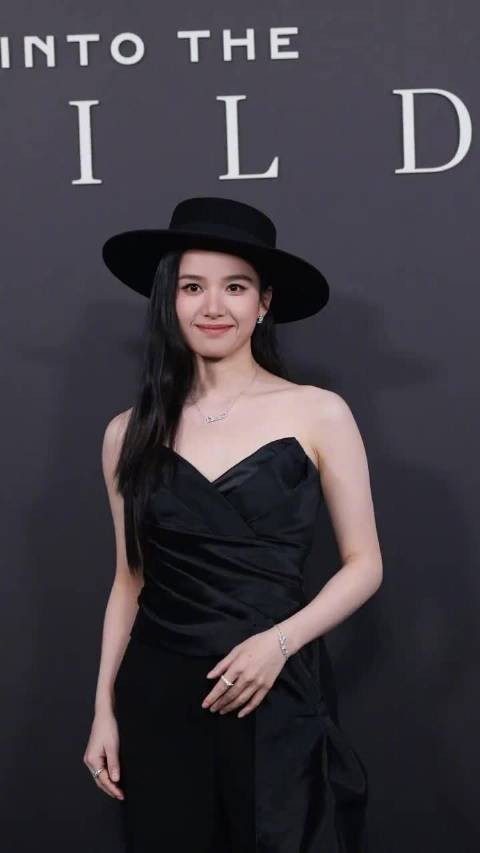 张婧仪亮相上海卡地亚线下活动 黑礼帽配缎面抹胸 复古摩登那味儿有啦