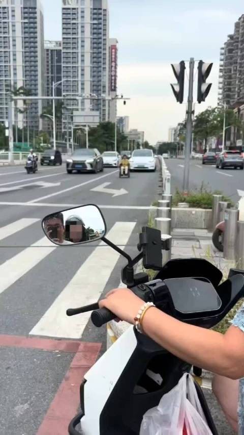 各行其道保平安,大妈这道可不是给你走的啊