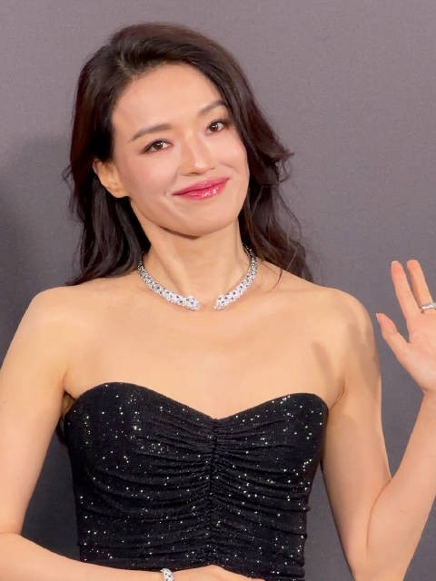 大气又舒展的林女士 舒淇今日在卡地亚活动,以黑色闪片裙配高珠
