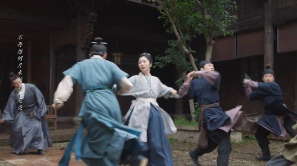 兰香如故男女主动作配合默契,脱险瞬间智商共鸣