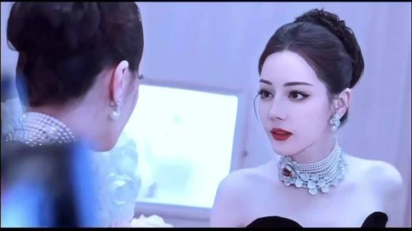迪丽热巴也被自己美晕了