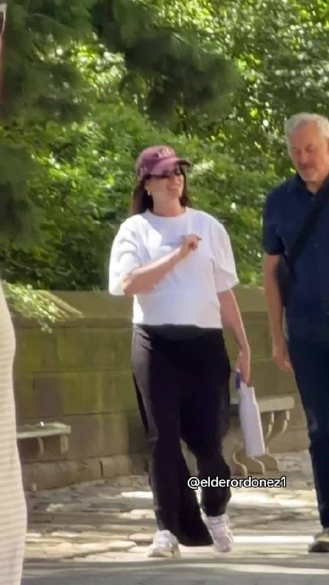 孕妈妈安妮海瑟薇被拍到上街,休闲松弛,孕肚圆嘟嘟!