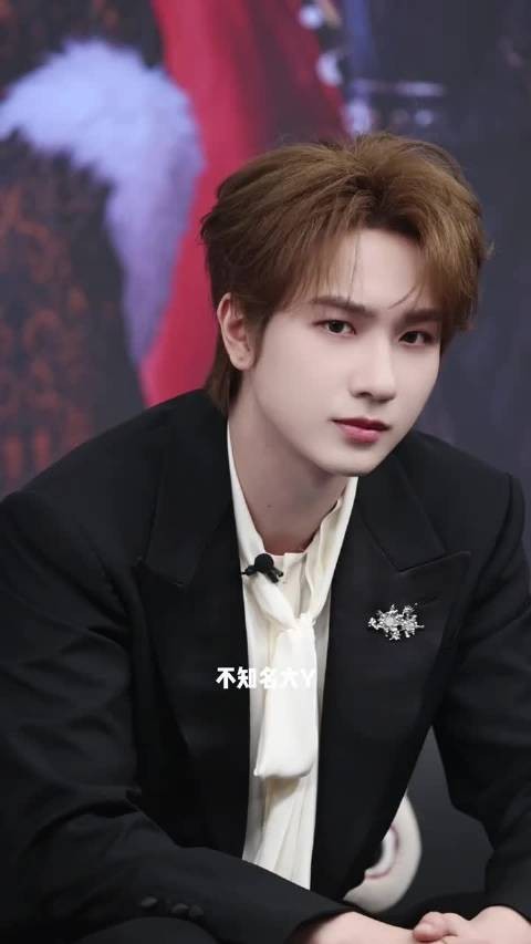 李宏毅造型氛围感拉满,网友玩梗问何时原谅现偶