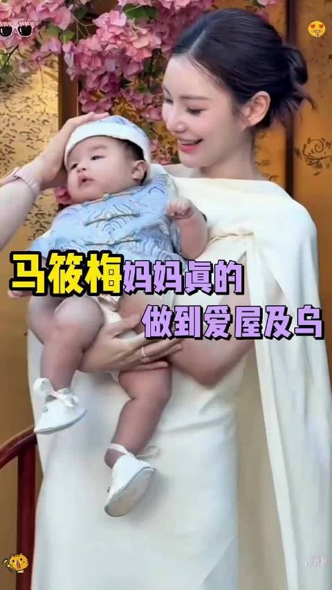 马筱梅妈妈真的做到爱屋及乌,跟着两个孩子贴身照顾