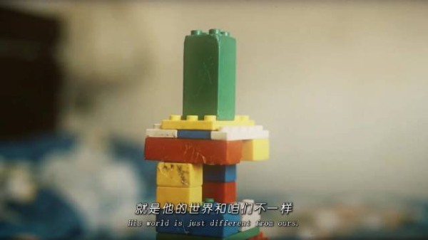 孤独症孩子每天搭建天线，用思念与奶奶对话