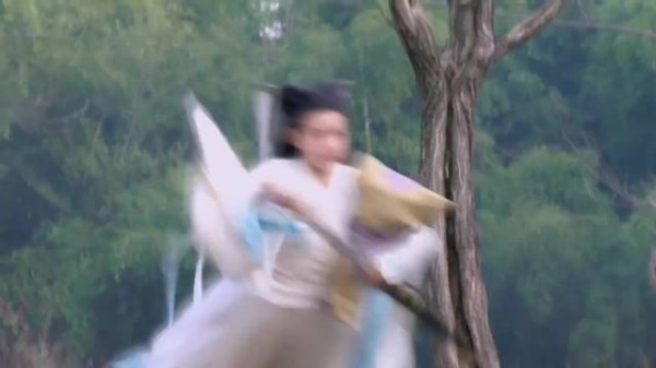 杨过联手小龙女将金轮打的节节败退,李莫愁趁混乱之际偷偷抢走小郭襄