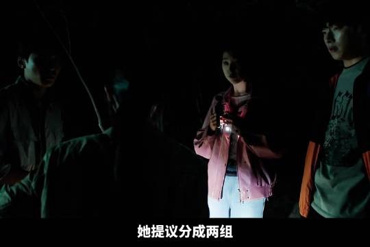 前方高能!同伴被鬼组长引诱到湖中央,手电筒照亮水面…