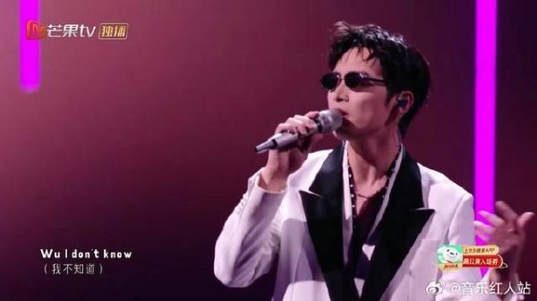张彬彬彻底玩嗨，把舞台化作大型 KTV，歌唱欲望彻底释放