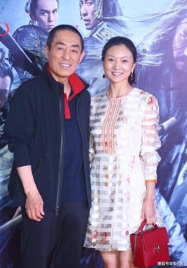 张艺谋与小娇妻陈婷合体,穿白色条纹连衣裙,简约之中透着高级感
