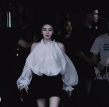 白鹿走路粉报道 白鹿冷脸走路这段好有气场,期待王韵娜