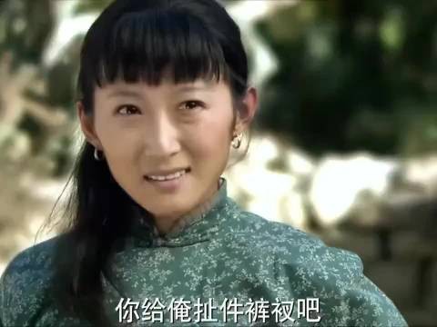 新媳妇被窝里换裤衩,结果腚太大直接撕破了!笑喷了!