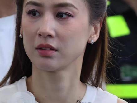 四十不惑的星女郎黄圣依，举手投足间尽是优雅与从容，素颜亦光芒自绽