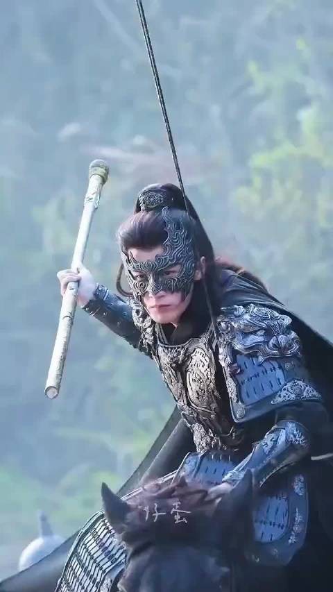 黑斗篷配面具氛围感直接拉满,一眼魂穿防风邶,隐忍将军谁能不爱